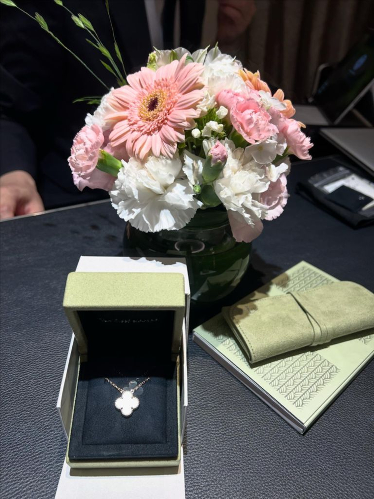 (택ㅇ새상품 가격내림) 반클리프 목걸이 빈티지 알함브라 펜던트 마더오브펄 18k 옐로우골드--1