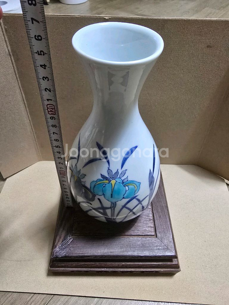 청자 꽃무늬 화병--0