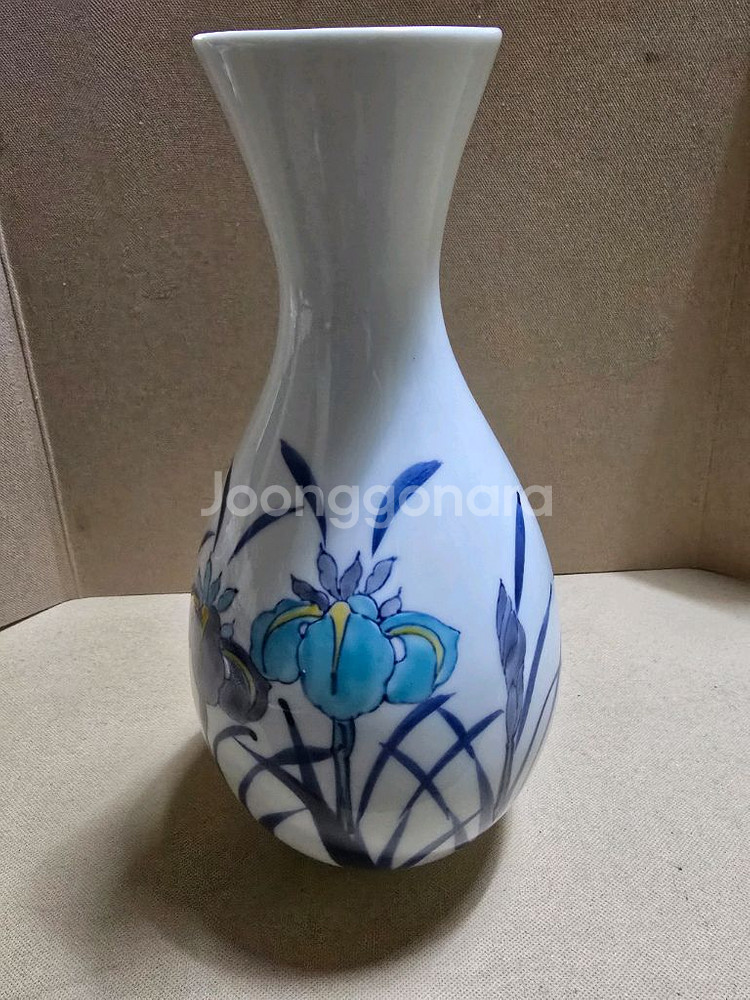청자 꽃무늬 화병--1