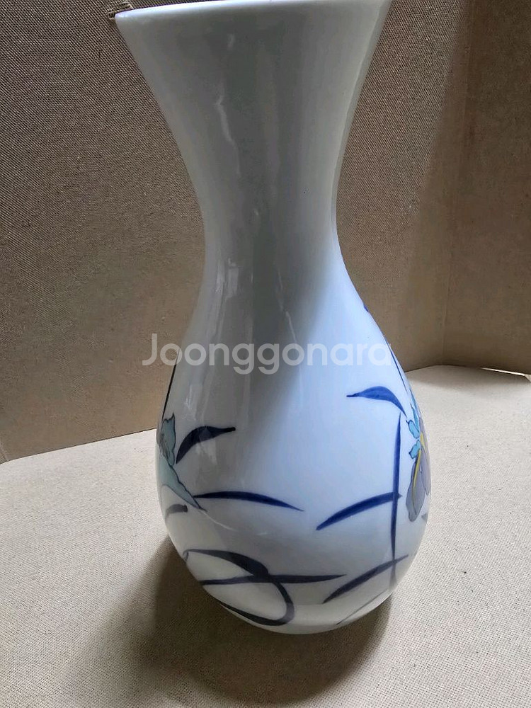 청자 꽃무늬 화병--3