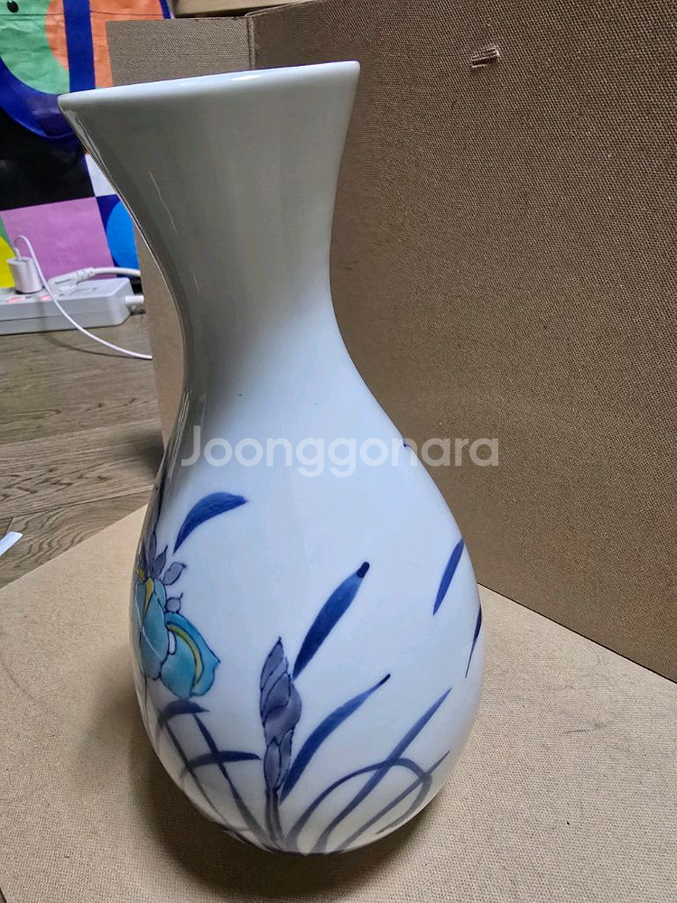 청자 꽃무늬 화병--2
