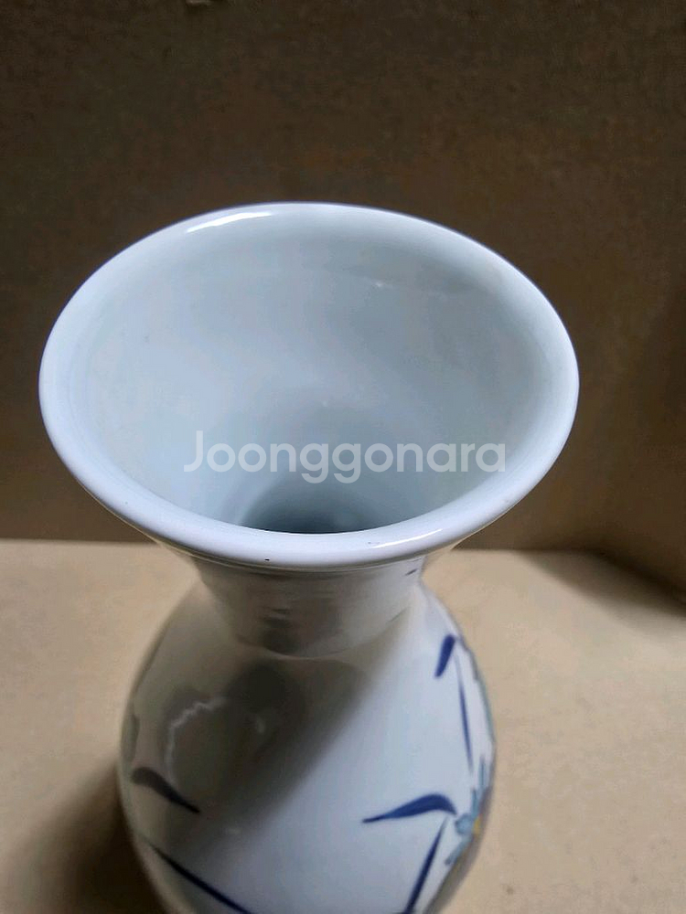 청자 꽃무늬 화병--4