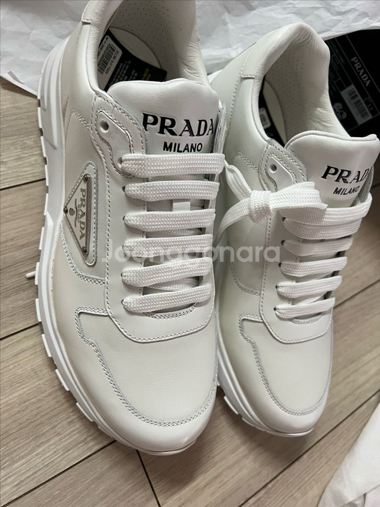 프라다 프락스 화이트 스니커즈(255)새상품--0