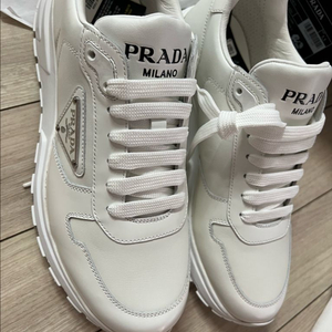 프라다 프락스 화이트 스니커즈(255)새상품