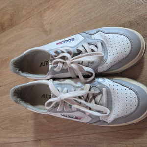 오트리 메달리스트 그레이 41 사이즈 싸게 팔아요