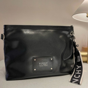 지방시 레더 클러치백