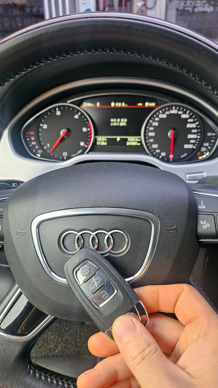 아우디 A8 2013년식 — 차키 분실 → 예비 스마트키 추가 복사 제작 완료(인천 강화군) 이미지