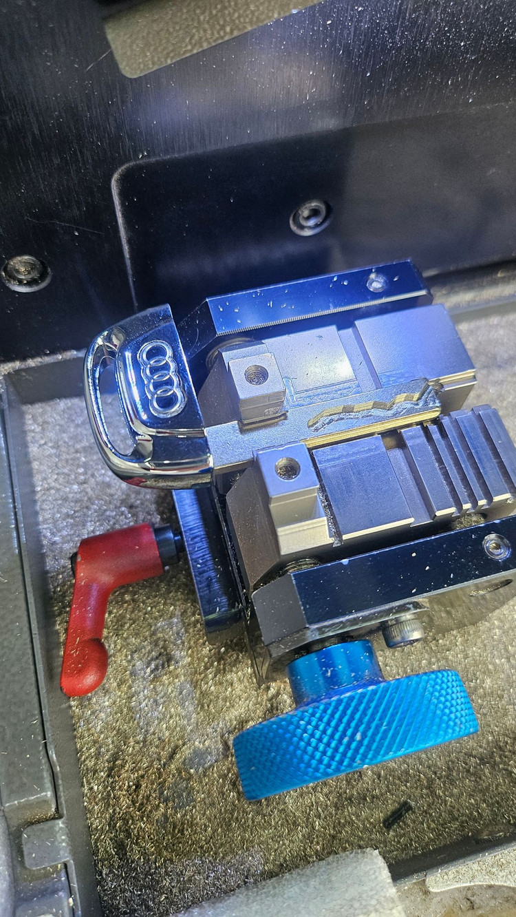 아우디 A8 2013년식 — 차키 분실 → 예비 스마트키 추가 복사 제작 완료(인천 강화군) 이미지