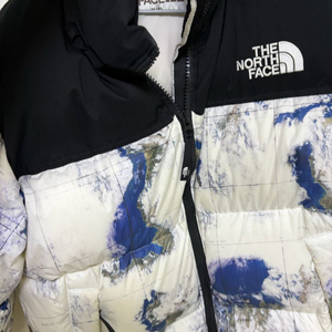 노스페이스 화이트 라벨 눕시 다운 자켓 프린트 화이트 샌드 지구본 이미지