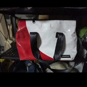 프라이탁 로이스 흰빨 화이트 레드 보스턴백 메신저백