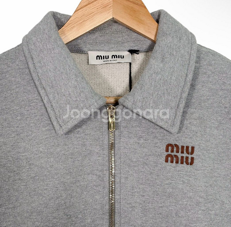 [L] 미우미우 하프 지퍼 오버핏 카라 스웻 셔츠 맨투맨 티셔츠 그레이--4