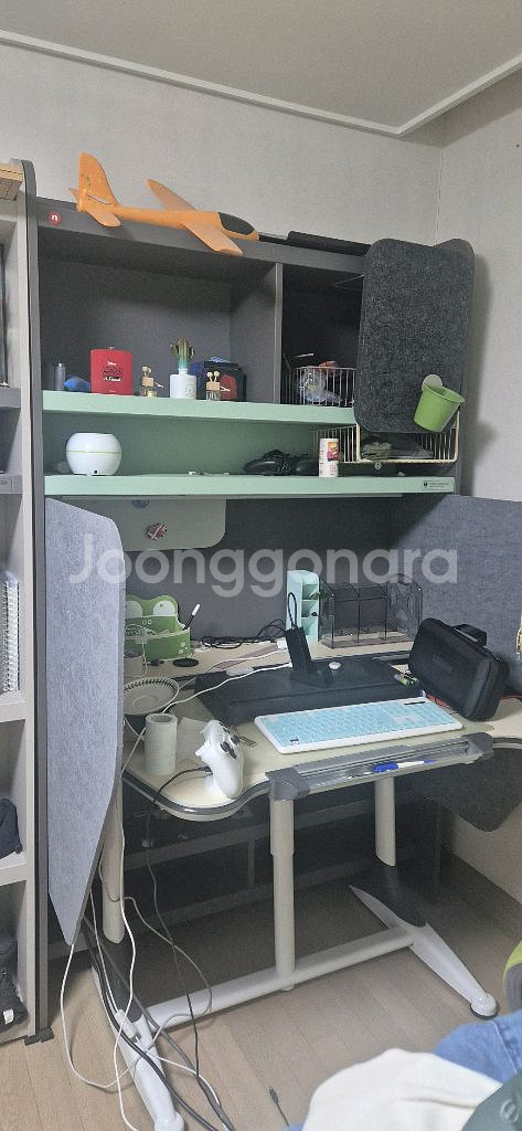 니스툴그로우 책상 및 책장--0