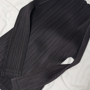 플리츠플리즈 - 24년 DECEMBER 탑 (블랙브라운)