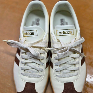 아디다스 클래식 스니커즈(아디다스 VL 코트 2.0 크림 브라운)