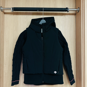 (미착용/새상품) 데상트 여성 니트 패딩 베스트 블랙 85