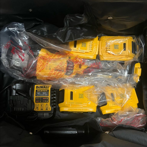 디월트 광택기 DCG405N + 디월트 소포