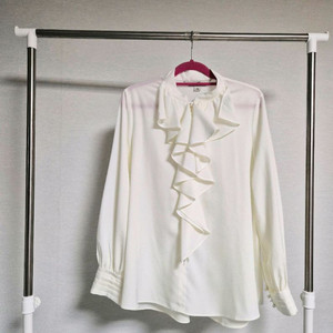 한번실착! 66) 아뜰리에 마졸리 로맨틱 프릴 블라우스