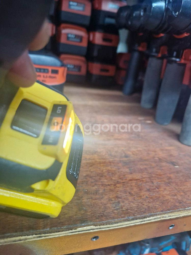 디월트충전임팩렌치 DCF894 미드토크 속도조절 A급--2