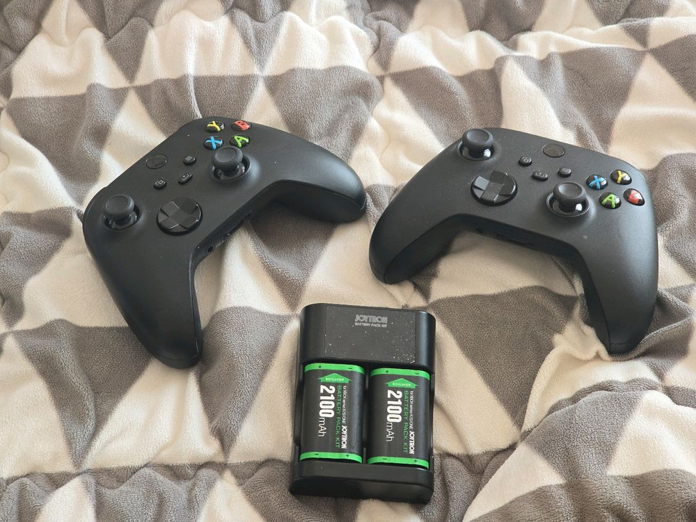 Xbox Series X 팝니다. 컨트롤러2개,충전기,배터리 포함--2