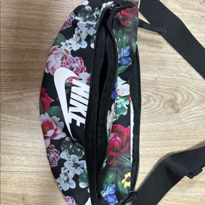 나이키 플로럴 패턴 힙색