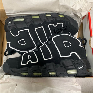 나이키 에어모어 업템포 블랙 화이트 285