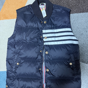 톰브라운 사선 4바 네이비 조끼 패딩