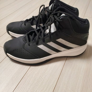 아디다스 아이솔레이션 2 스니커즈 농구화270바닥닳음 거의없고 하자오염 없이 깨끗해요세탁해뒀어요^^아디다스 아이솔레
