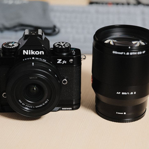 니콘 Z fc 미러리스 카메라 + 빌트룩스 85mm 렌즈 세트