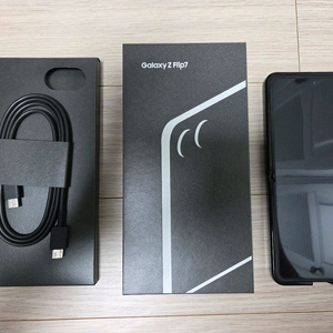 갤럭시 Z플립7 512 GB 블랙 새상품급(케이스티파이 케이스포함)