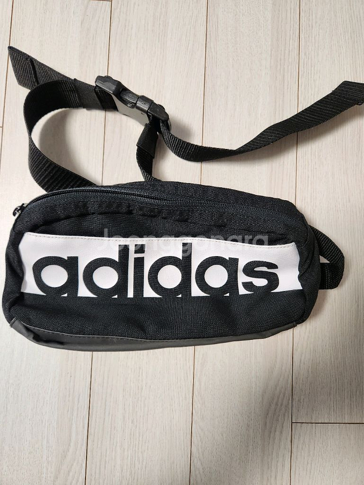 아디다스 러닝 힙색 리니어 퍼포먼스 웨이스트백 S99983크기(가로x세로x폭): 25x15x6cm색상: 블랙바닥면--0
