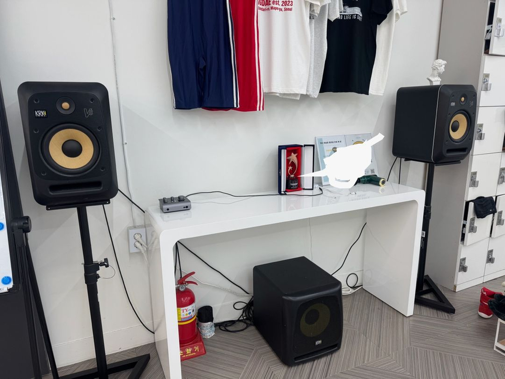 KRK V8 스피커, KRK 10S 서브우퍼, 스피커 스탠드 개별판매. 이미지