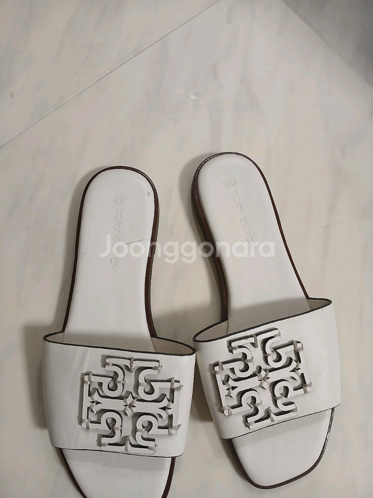 토리버치(Tory Burch) 화이트 슬라이드 샌들 거의새상품--1