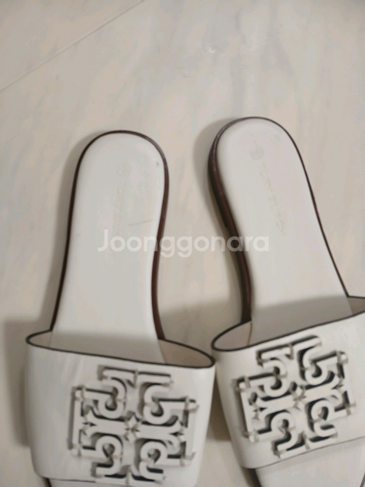 토리버치(Tory Burch) 화이트 슬라이드 샌들 거의새상품--2