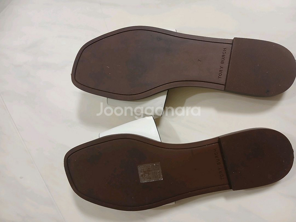 토리버치(Tory Burch) 화이트 슬라이드 샌들 거의새상품--3