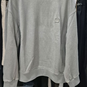 솔리드옴므 백로고 자수맨투맨