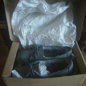 폴리아 털가죽슈즈225사이즈/아디다스 노스페이스 여성구두가방운동화 악세사리 화장품 향수 러닝조깅요가캠핑 아이폰