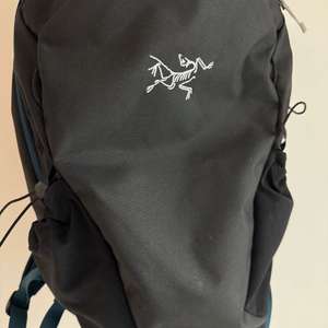 아크테릭스 맨티스 16 블랙