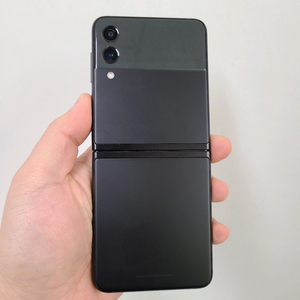 갤럭시 Z플립3 256기가 팬텀블랙 팝니다.