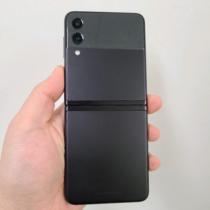 갤럭시 Z플립3 256기가 팬텀블랙 팝니다.