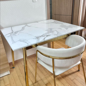 골드 대리석 식탁