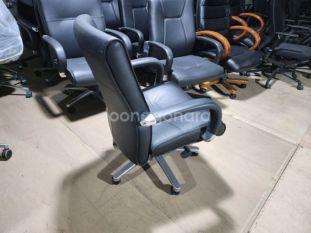 퍼시스 레가시 가죽의자--1