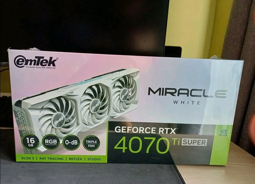 RTX 4070 Ti SUPER 그래픽카드 이미지