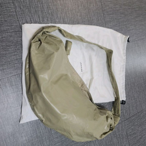 르메르 크루아상백 라지 페이퍼레더 세이지그린 크로스백 이동휘 한혜진르메르