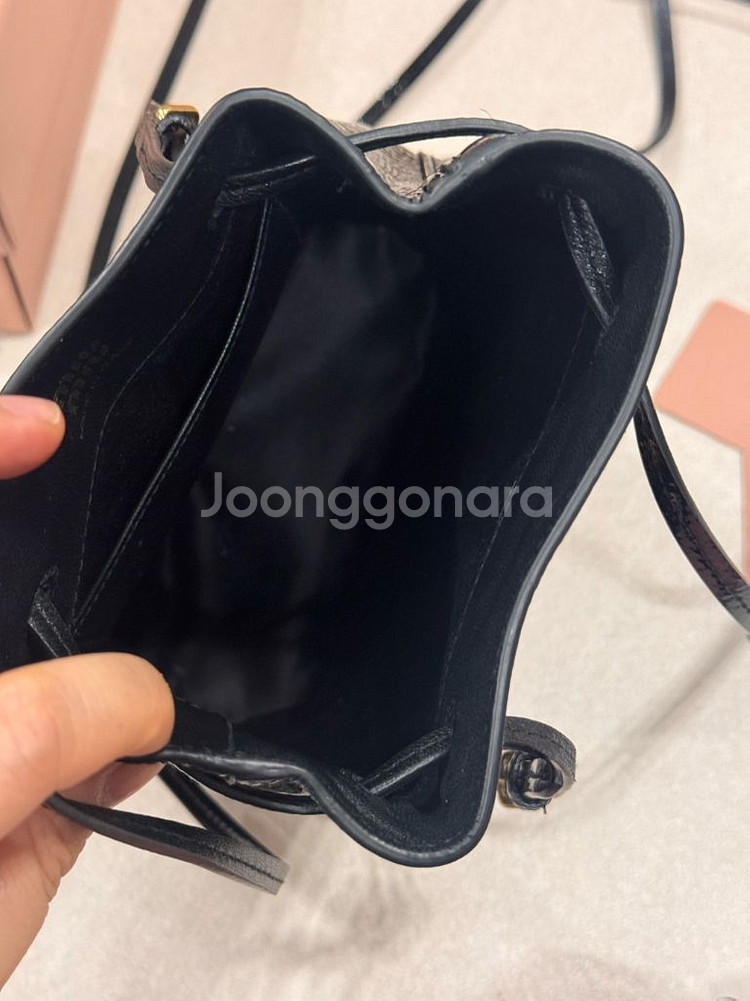 미우미우 나플락 페이턴트 미니백 블랙 S급 풀박 구성품 전부있음--3