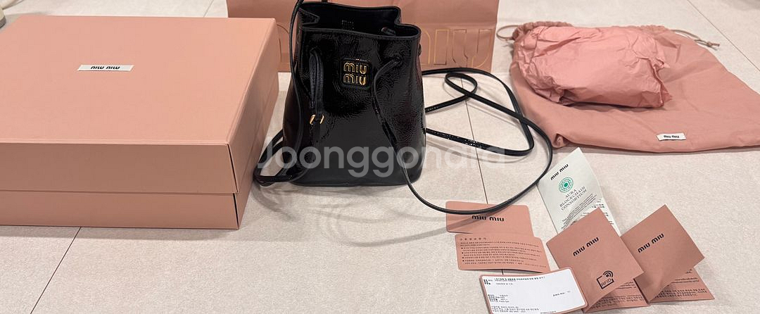 미우미우 나플락 페이턴트 미니백 블랙 S급 풀박 구성품 전부있음--5