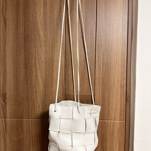 보테가 베네타 스몰 레더 카세트 버킷백 화이트