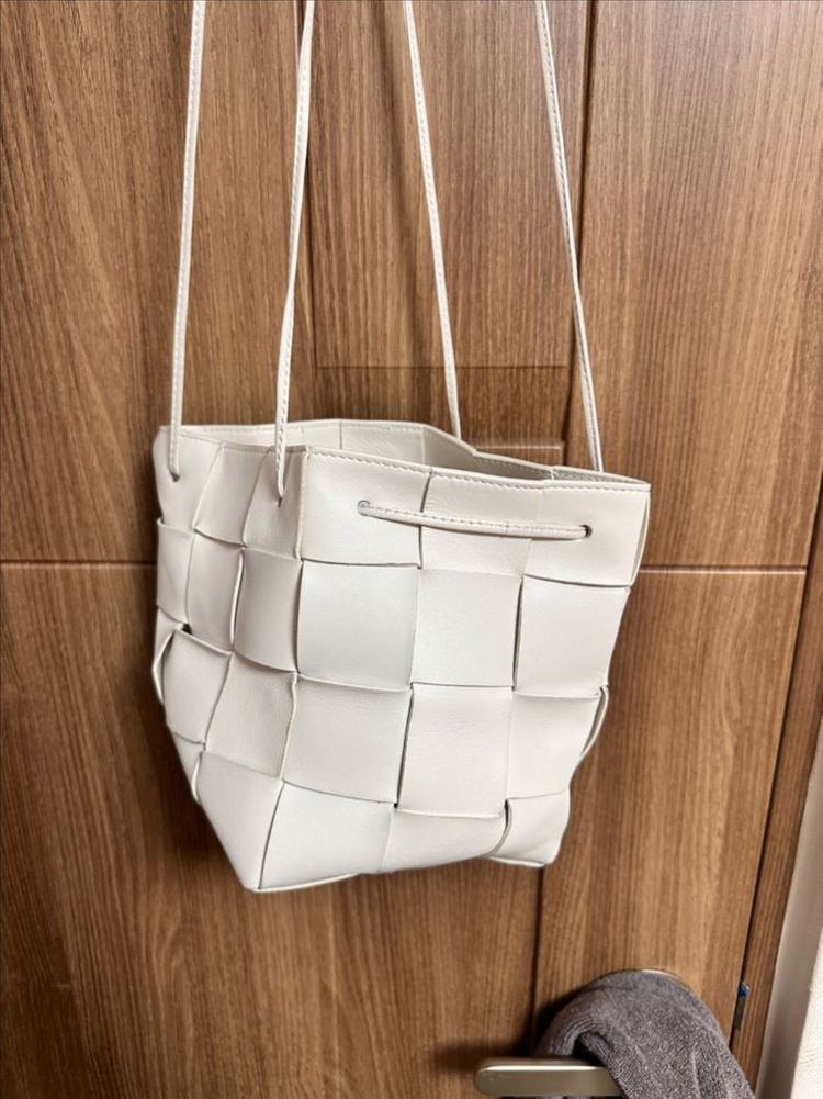 보테가 베네타 스몰 레더 카세트 버킷백 화이트--1