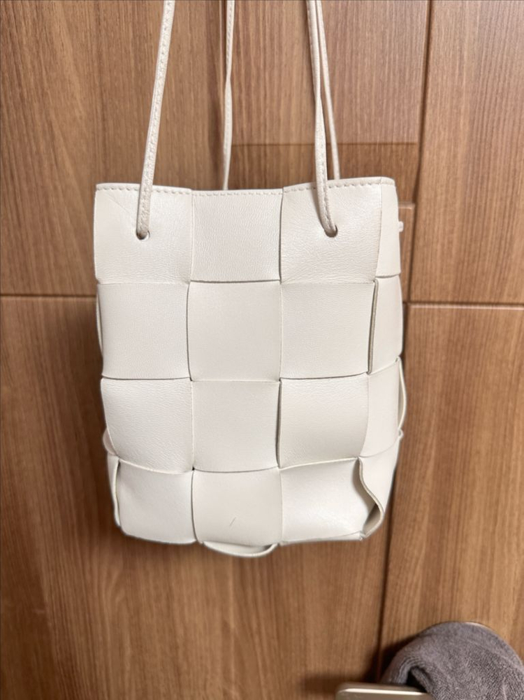 보테가 베네타 스몰 레더 카세트 버킷백 화이트--3