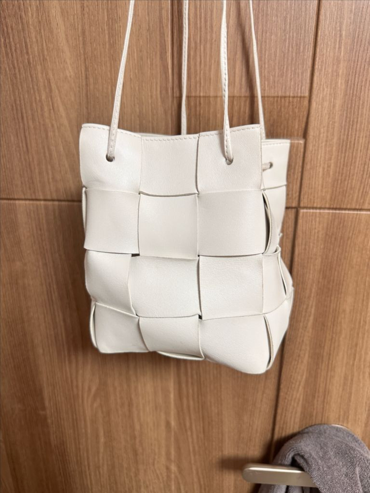 보테가 베네타 스몰 레더 카세트 버킷백 화이트--4