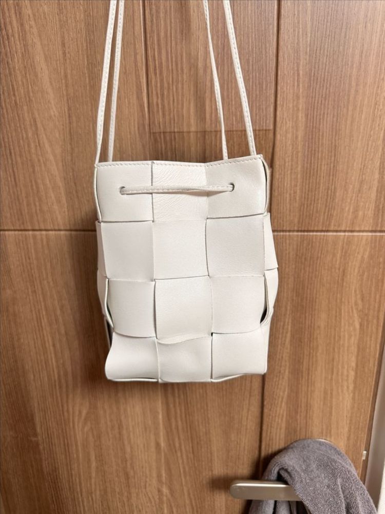 보테가 베네타 스몰 레더 카세트 버킷백 화이트--5